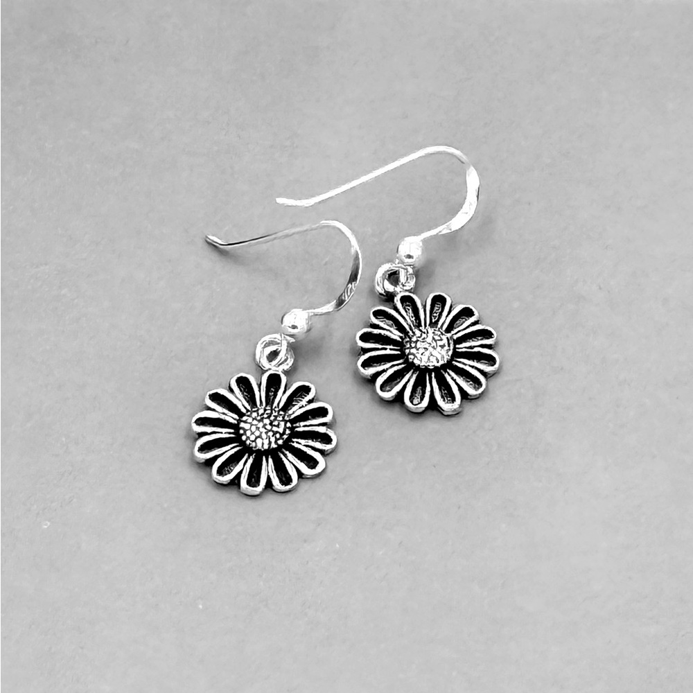 925 Sterling Silver Daisy Dangle Earrings! NEW!